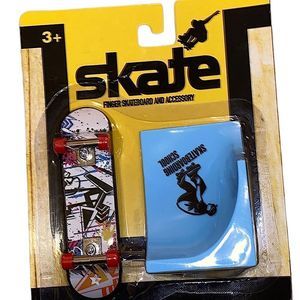Skate Fingerboard w/ ramp accessory